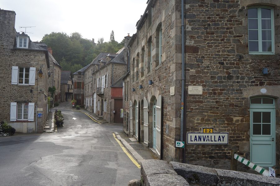 Lanvallay in der Bretagne, vom Vieux-Pont über die Rance aus gesehen