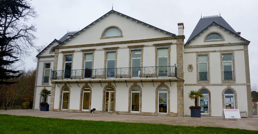 Vue extérieure d'ensemble du château de Kerdurand à Riantec