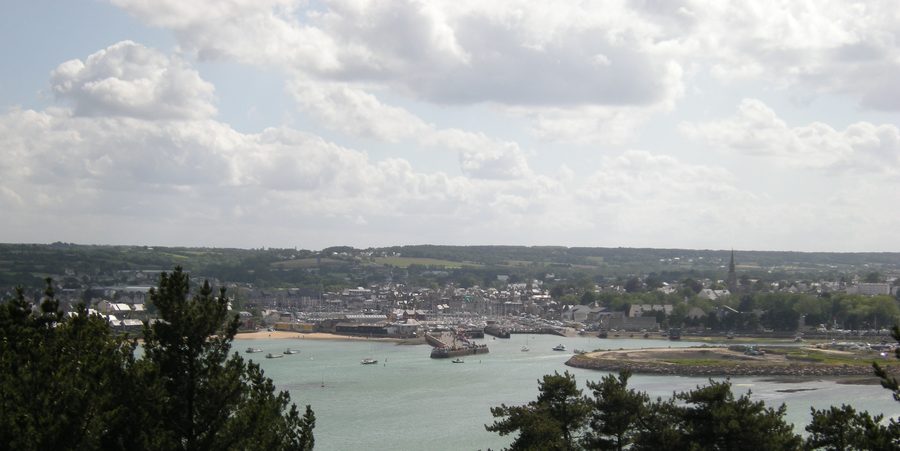 Blick auf den Hafen von Paimpol mit Kaianlage und Hafeneinfahrt