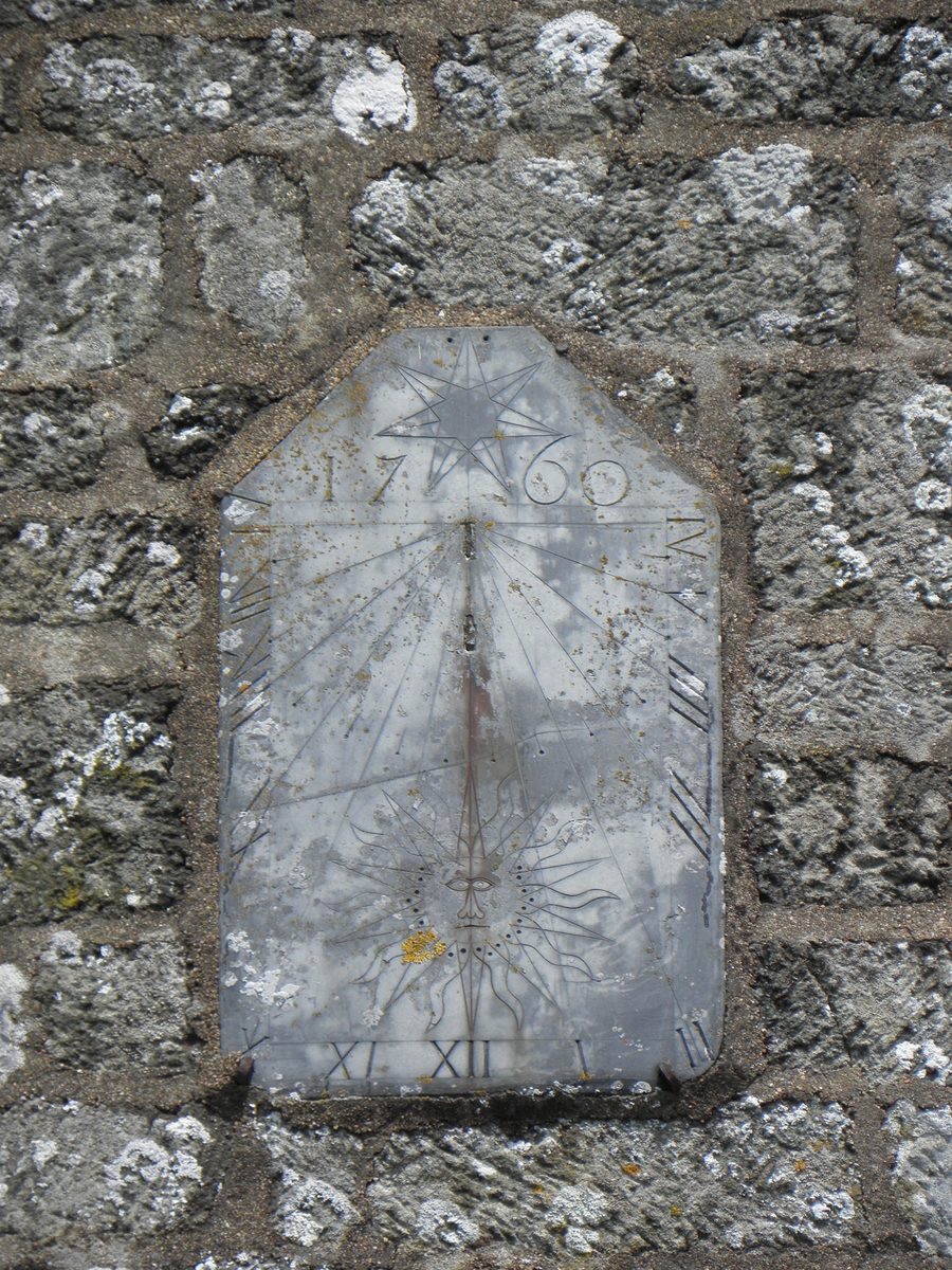 Église Saint-Gilles de Saint-Gilles-les-Bois, avec cadran solaire au pignon du transept sud