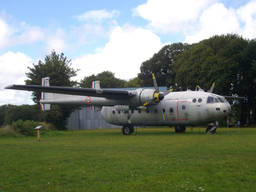 Historisches Flugzeug im Morbihan Aéro Musée in Monterblanc