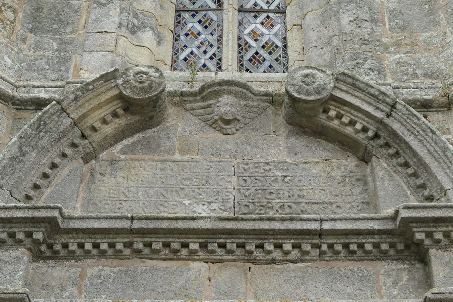Façade occidentale de l'église Notre-Dame-et-Saint-Maudez du Juch avec son tympan et son inscription