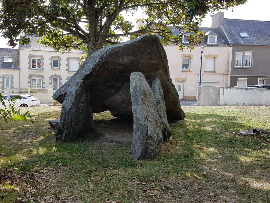 Dolmen de Lilia, eine neolithische Megalithgrabstätte bei Plouguerneau, Ansicht von Nordosten