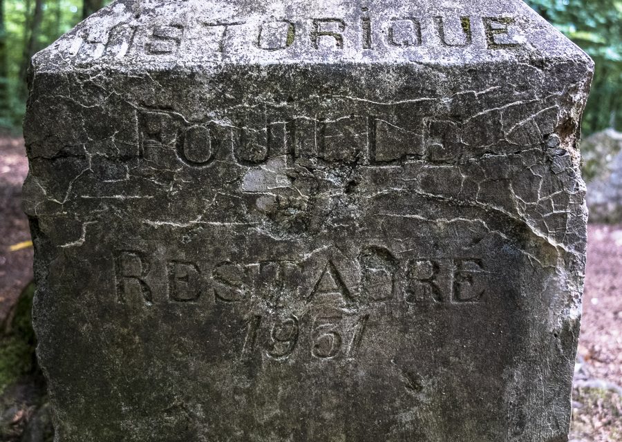 Allée couverte « la Maison des Fées » à Tressé, avec une borne des Monuments historiques