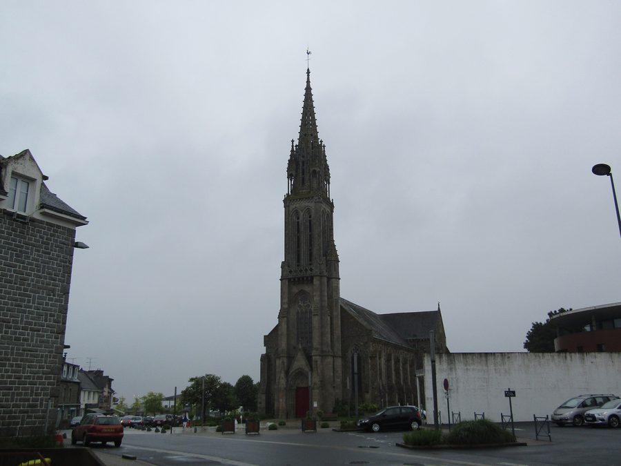 Außenansicht der Église Saint-Pierre in Ploufragan
