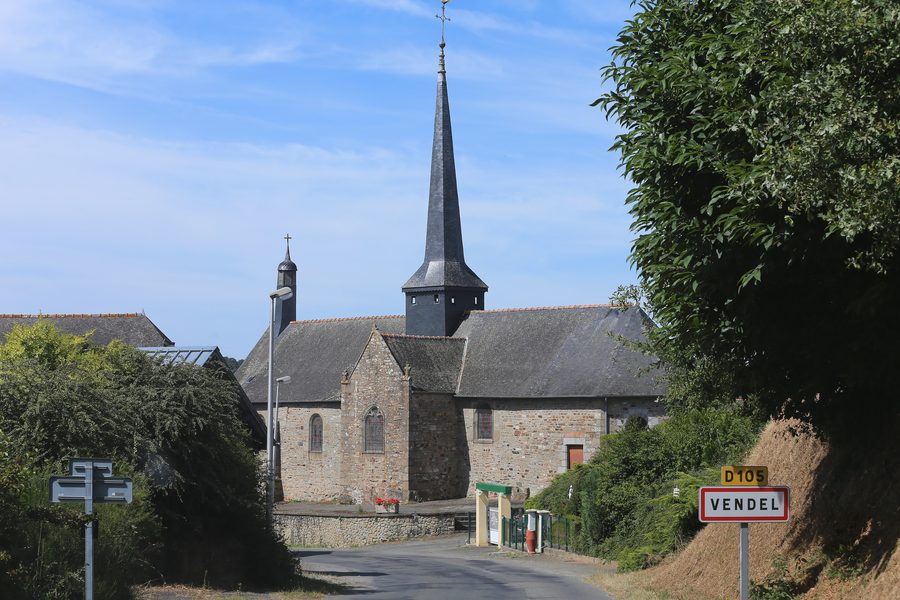 Außenansicht der Kirche Saint-Martin in Vendel, Bretagne