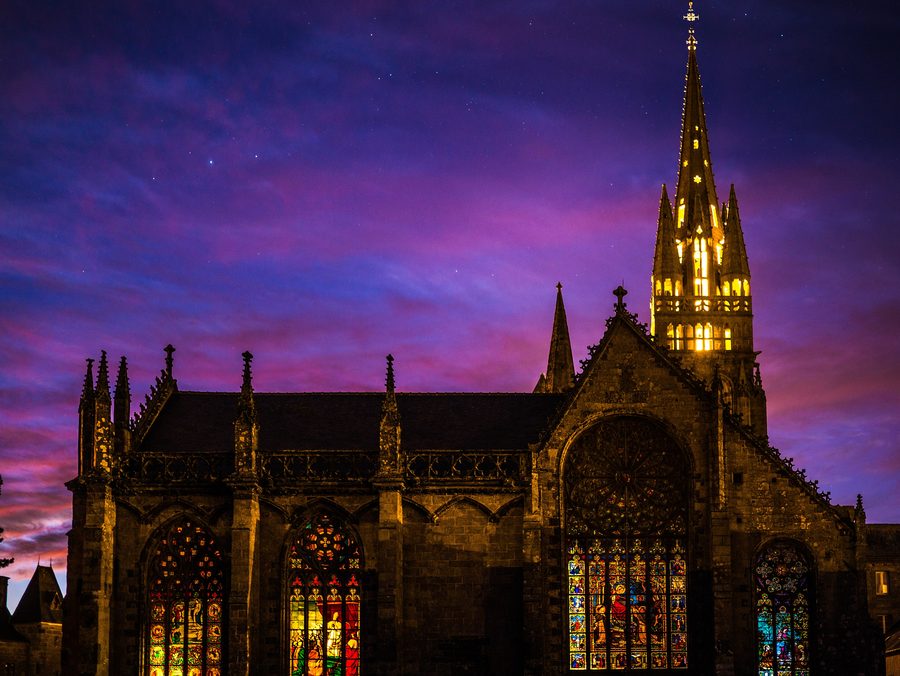 Außenansicht der gotischen Basilika Notre-Dame du Folgoët in Le Folgoët