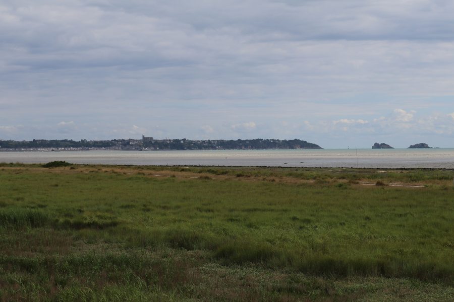 Küste von Saint-Benoît-des-Ondes mit Blick auf die Bucht und Cancale