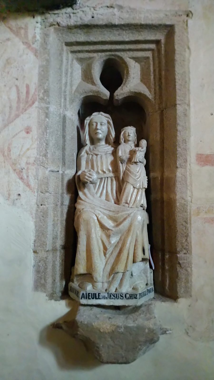 Sainte Anne, la Vierge et l’Enfant dans l’église Sainte-Anne de Le Guerno