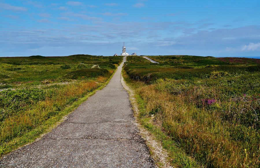 Felsige Küste an der Pointe du Raz bei Plogoff