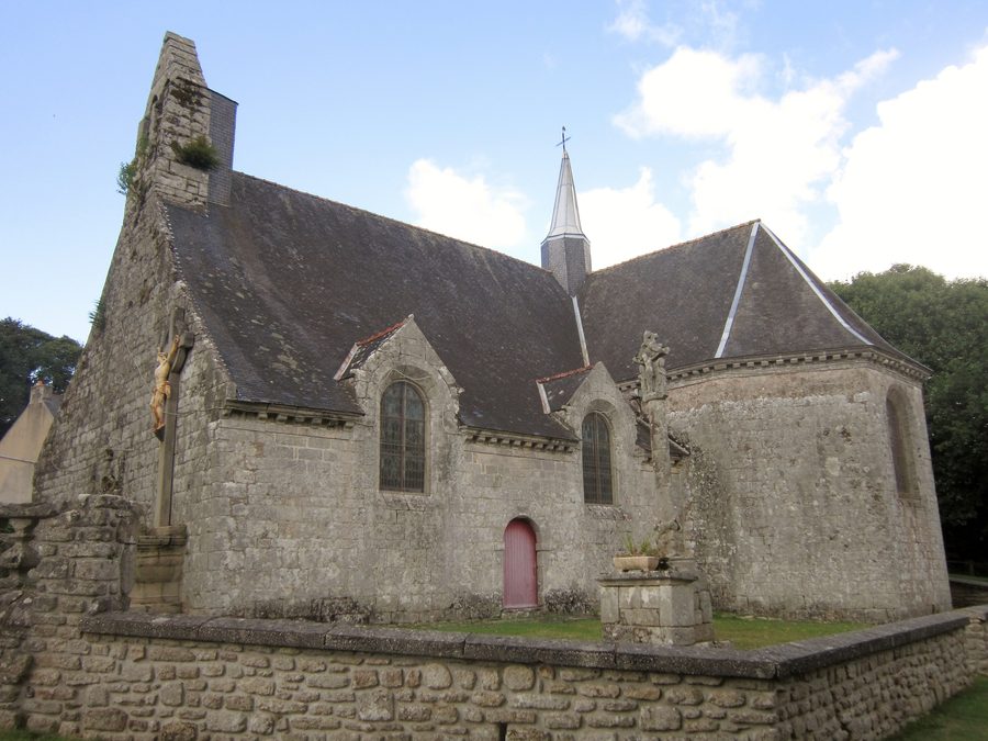Pfarrkirche Saint-Caradec mit Kalvarienberg in Saint-Caradec-Trégomel, Außenansicht