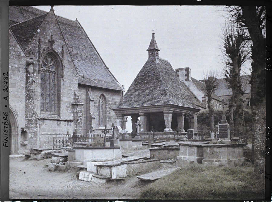 Enclos paroissial von Saint-Jean-du-Doigt mit Kirche, Friedhof und Oratorium