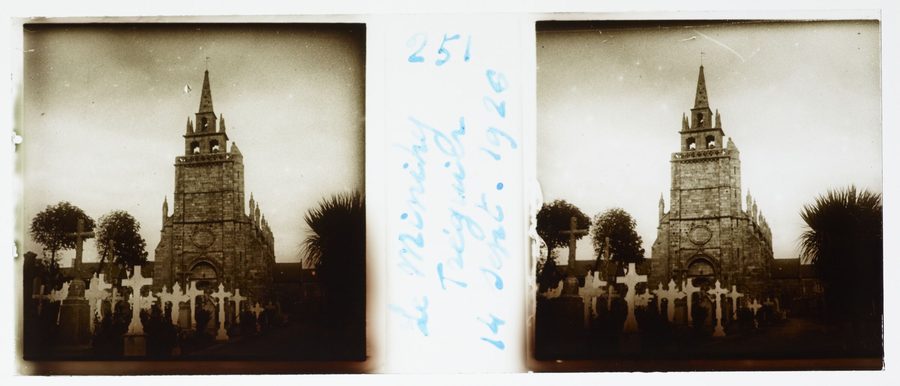 Vue d'archive de l'église Saint-Yves et du cimetière au Minihy-Tréguier, photographiée en 1926