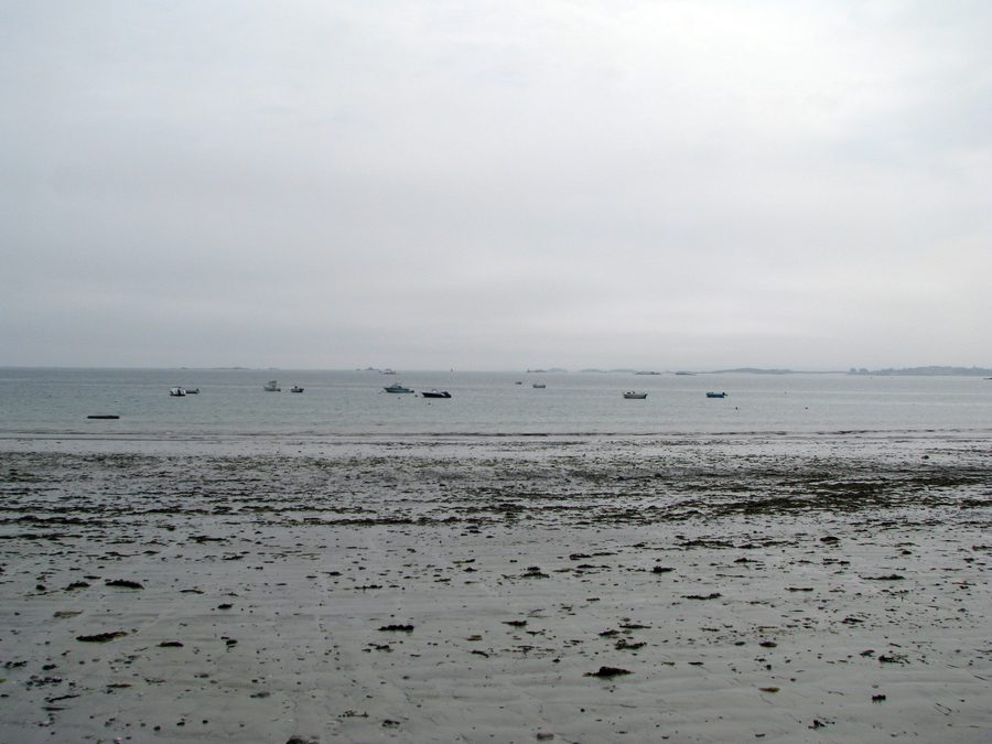 Vue au large depuis l'anse de Goulven dans le Finistère