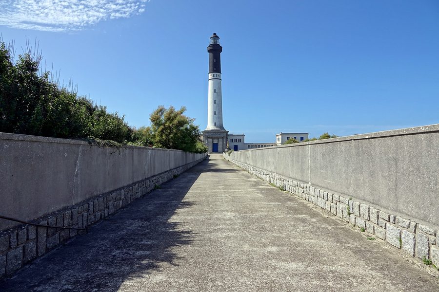 Grand phare de l’île de Sein sur la côte de l’île