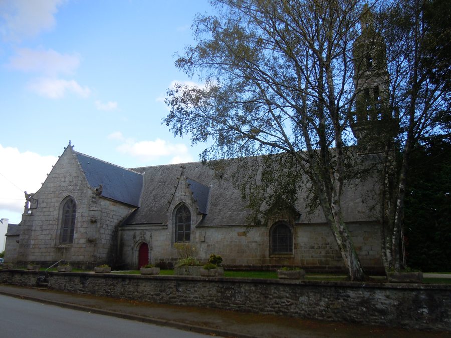 Nordansicht der Kirche Notre-Dame-de-Lorette in Roudouallec