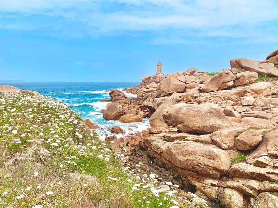 Rosa Granitfelsen und der Leuchtturm Mean Ruz an der Küste von Ploumanac’h in Côtes-d’Armor