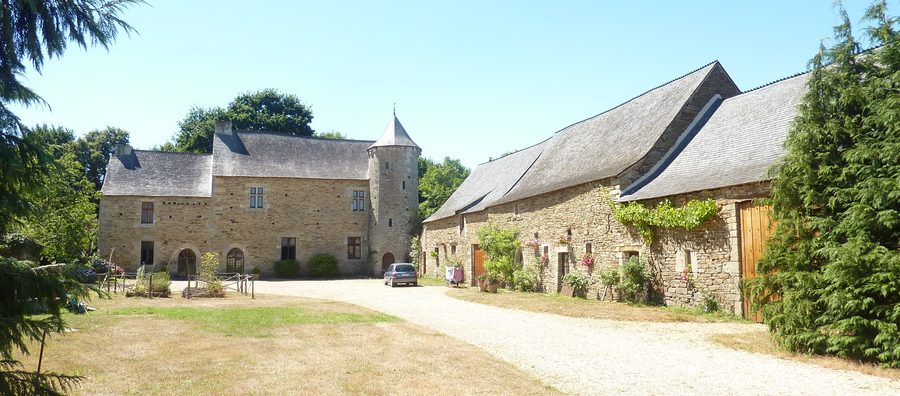 Vue d'ensemble du manoir de la Touche-Carné à Le Roc-Saint-André, aujourd'hui Val-d'Oust
