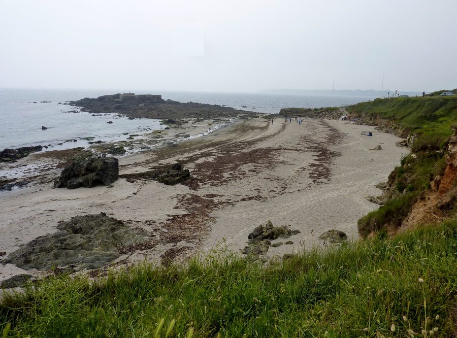 Plage de Trénez in Moëlan-sur-Mer mit der Île Percée im Hintergrund