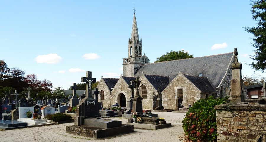 Kirche Saint-Méen mit Kirchhof in Tréméven im Finistère